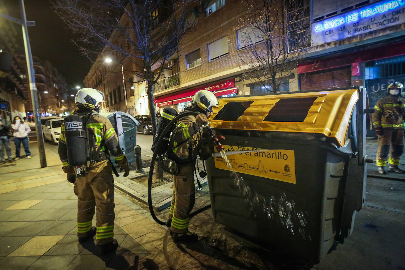 Las imágenes de la manifestación por Hasel en Granada, con contenedores ardiendo y cargas policiales