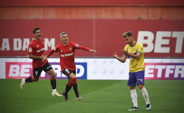 El Almería pierde con dudas