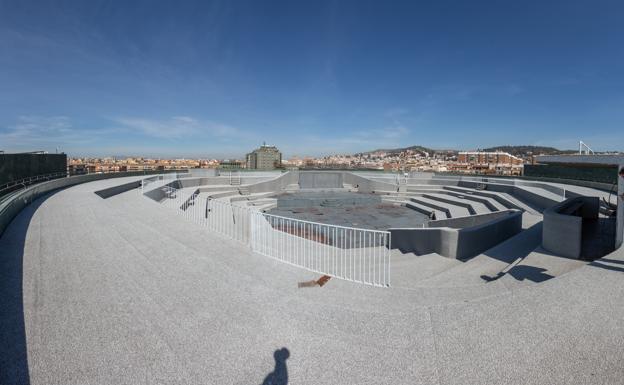 El Palacio de Congresos plantea un gran anfiteatro cubierto por una cúpula de vidrio