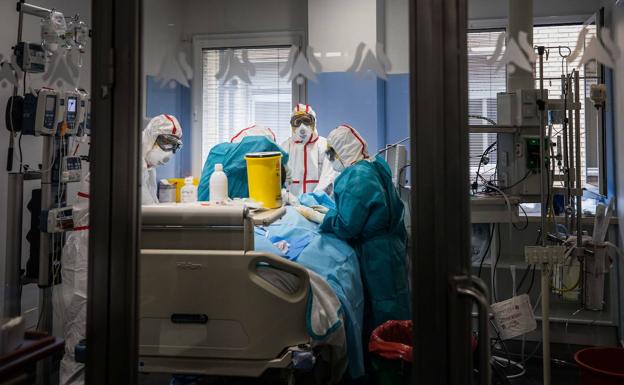 Uno de cada tres pacientes con covid que ingresa en una UCI de Granada muere