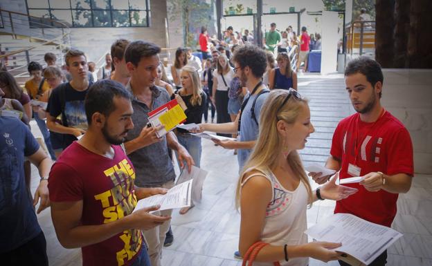 La pandemia provoca la renuncia de 1.640 estudiantes de la UGR a las becas Erasmus