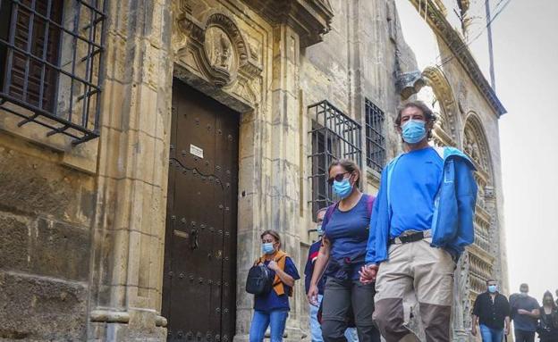 El único pueblo de Granada que sigue por encima de la 'tasa mil' que obliga al cierre de bares