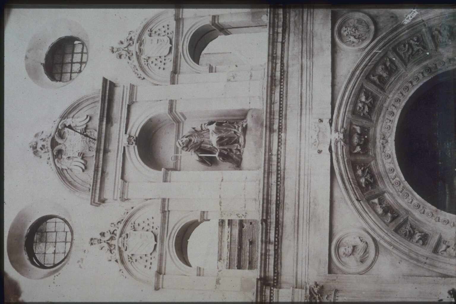 92 años de amor escondidos en el artesonado de la desaparecida iglesia de San Gil de Granada