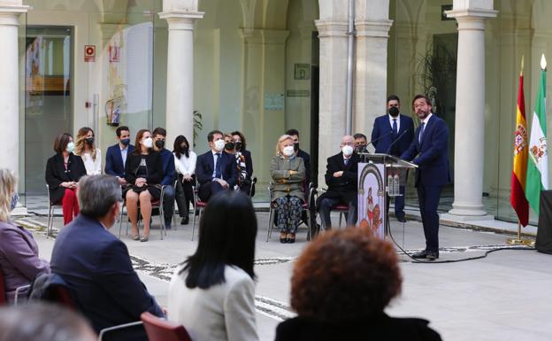 La Junta entrega en Granada sus banderas de Andalucía más emotivas