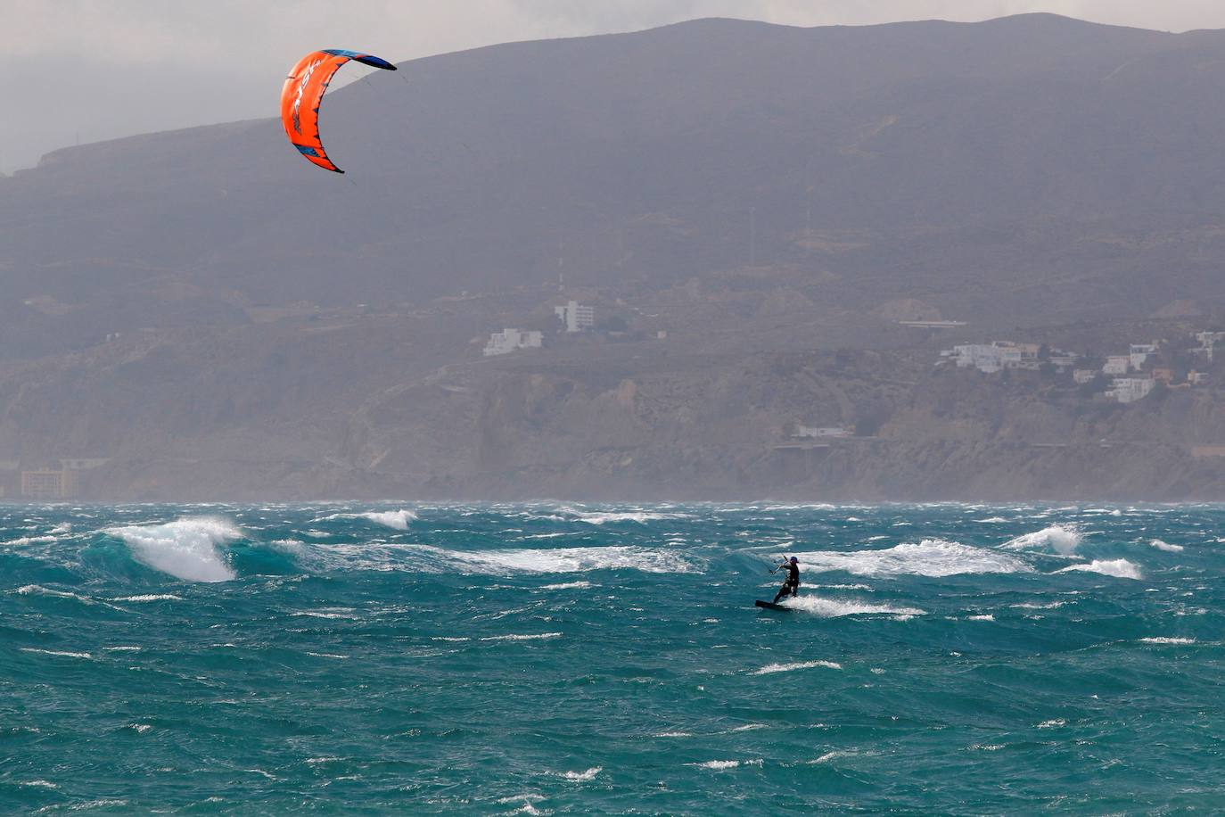 El puente de Andalucía llega a Almería con viento de Levante y olas de hasta tres metros