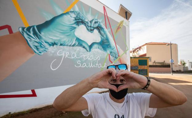 Un grafiti gigante en Cúllar Vega da las gracias a los sanitarios