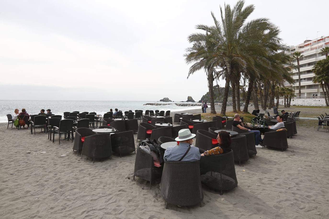 Una jornada nublada y fresca desluce el sábado del puente del 28-F en la Costa