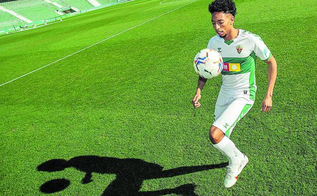 El Elche vuelve a su pasado para salvarse