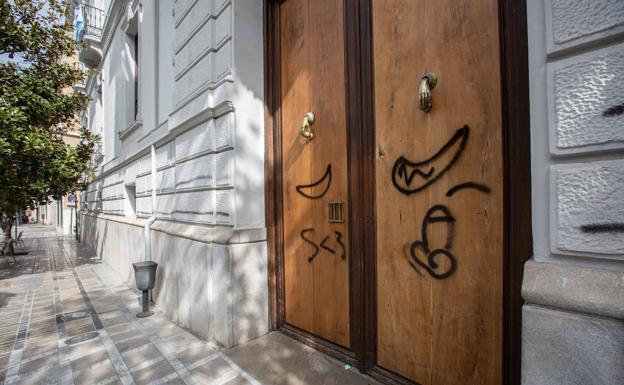 La Policía Local investiga las pintadas en la fachada del Ayuntamiento