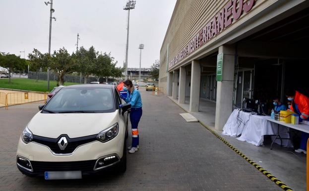 Almería baja de los cien casos diarios dos meses después