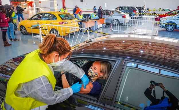 La Junta habilitará 747 puntos de vacunación para inmunizar a medio millón de andaluces a la semana