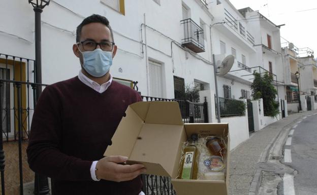 Los Mayores de Guájar Faragüit, Guájar Alto y Guájar Fondón son obsequiados por el Ayuntamiento con aceite, queso y miel