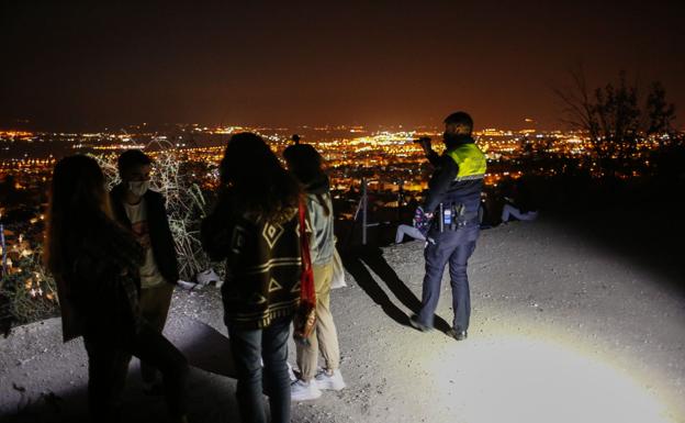 La mayoría de las 200 multas anticovid impuestas en Granada en el puente fueron por fiestas y botellón