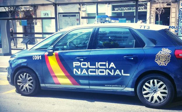 Pillada por el vigilante de un banco de Granada tras manipular un cajero para sacar 2.000 euros de la cuenta de una mujer de Asturias