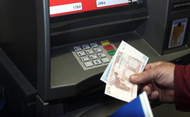 La empleada de hogar de una anciana de Granada le roba la tarjeta de crédito para sacar 400 euros