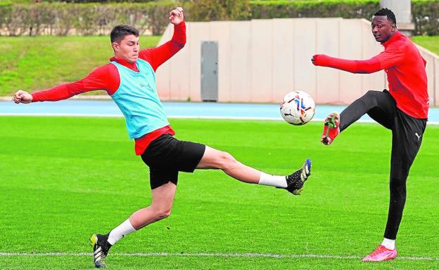 El míster pide «paciencia» ante el apagón informativo del club