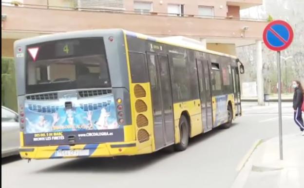 Una joven sin carnet de conducir evita un accidente al ponerse al volante de un autobús