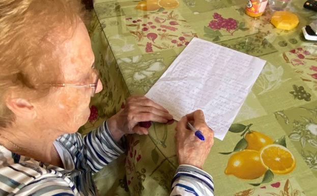 Ancianos de Huétor Tájar que no se ven desde que empezó la pandemia se envían cartas a través de sus auxiliares