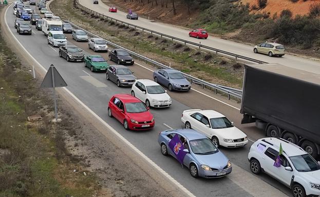 Así ha sido la caravana protesta en Jaén por el «ninguneo» de las administraciones