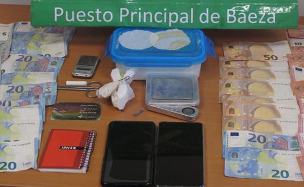 Cazados mientras traficaban con droga de un túper en Baeza