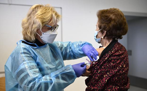 La falta de vacunas tumba las previsiones de Salud con los mayores de 80 años