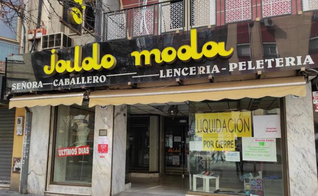 Cierra Jaldo Moda, un histórico del Zaidín: «Llevamos mucho tiempo reclamando ayudas pero no hemos encontrado apoyo»