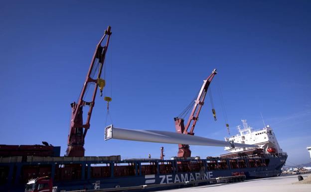 El Puerto de Motril presenta a Europa un plan para instalar energía solar en el polígono