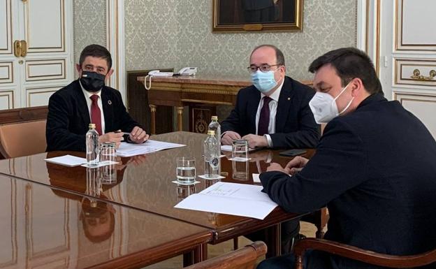 Reyes aborda con Iceta actuaciones del Gobierno central en la provincia