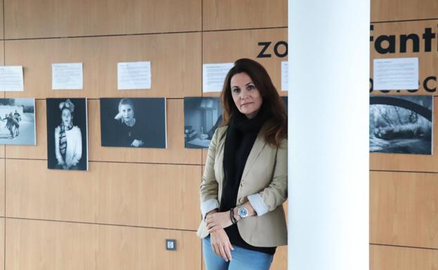'Mujeres que rompen normas', exposición de Emi Azor en la biblioteca José Becerril de Baza
