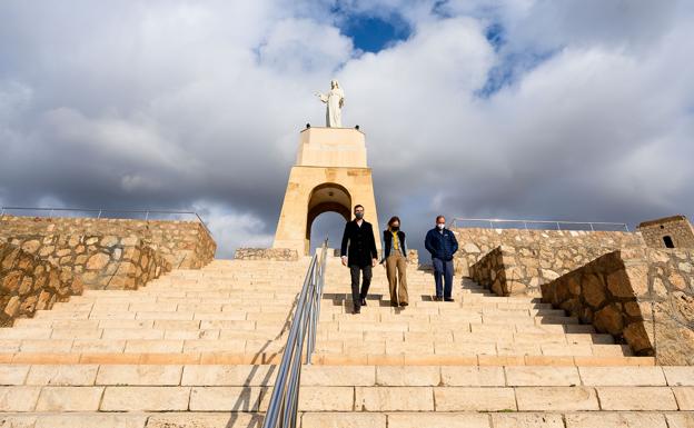 Anuncian obras para mejorar los accesos a San Cristóbal tras inaugurar la reforma del actual mirador