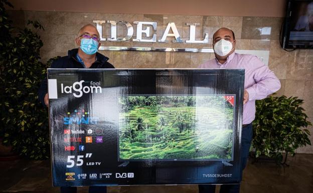 El ganador del sorteo IDEAL On+ recibe la Smart TV 55''