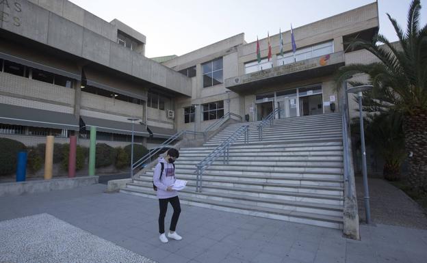 Otro departamento de la UGR denuncia a 40 estudiantes por copiar en un examen on line