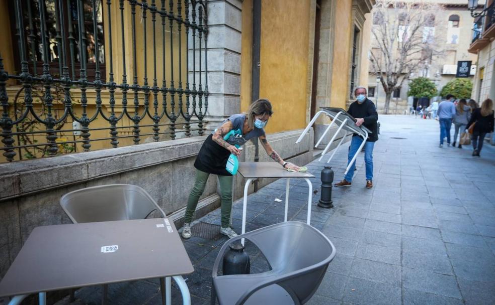 La hostelería granadina acepta los horarios como mal menor