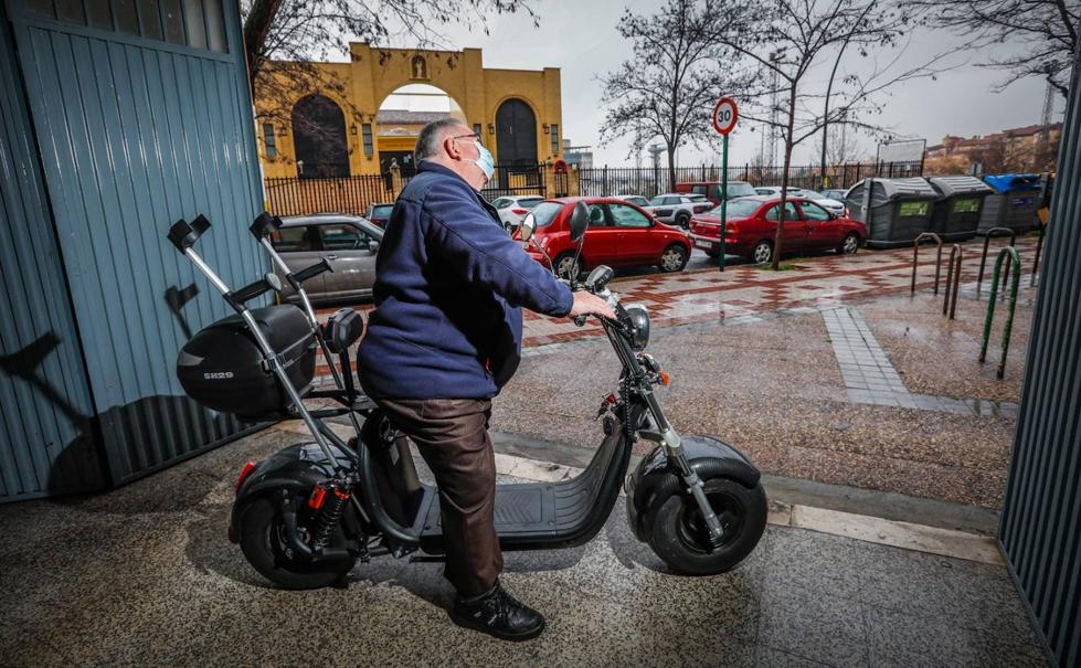 La moto de Juan, aparcada en terreno de nadie en Granada