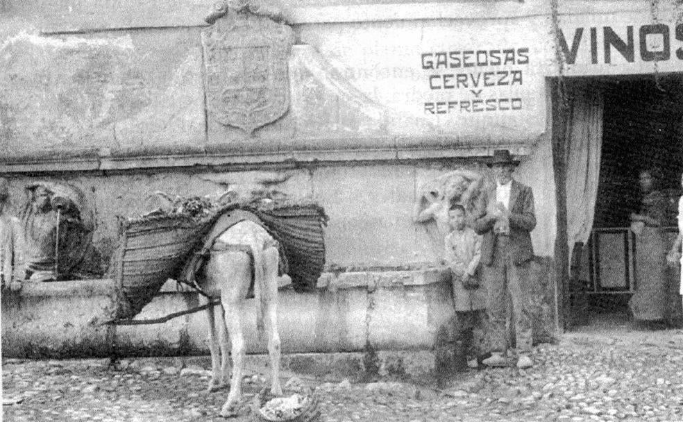 El toro que vigila a los transeúntes que circulan por Plaza Nueva