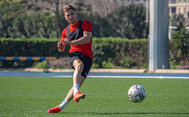 Preparación, sofá y tele para ver a los rivales directos antes de recibir al Alcorcón