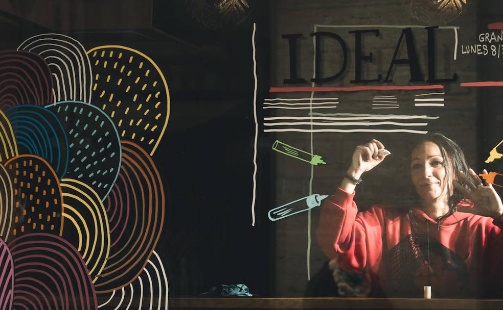 Escapar con arte: la granadina que cambió las copas por los rotuladores