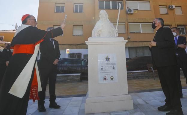 Omella da luz al año Josefino en Almería