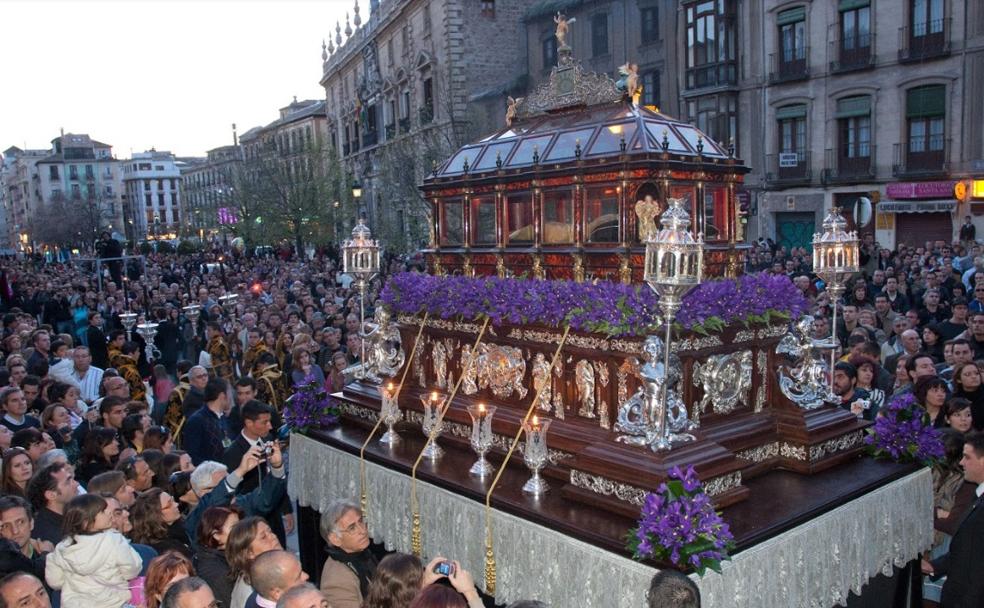 El Santo Entierro que tiñe de negro Granada