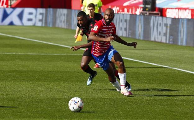 La maldición del lateral derecho se cobra a Foulquier