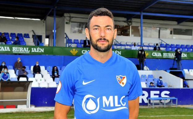 Villarejo se siente un privilegiado por vestir la azulilla a sus 32 años y sueña con el play off