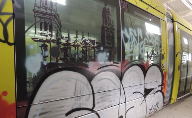 El alcalde pide a la Junta que concrete su compromiso con el tranvía tras dos años de reuniones