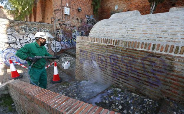 El Ayuntamiento limpia las pintadas de 112 enclaves de Granada