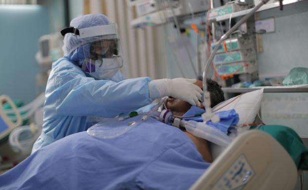 Cinco fallecimientos en Almería empañan una jornada con los contagios a la baja y casi 400 curados