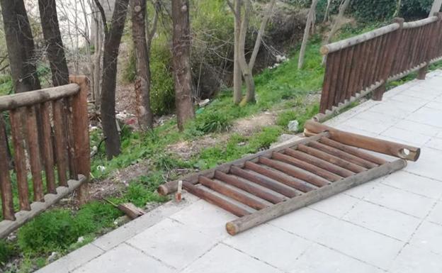 Detenidos por tirar una barandilla mientras estaban de fiesta en Torredelcampo