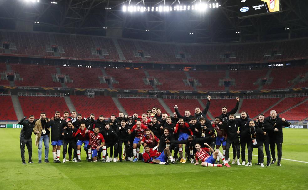 Brindis e himno en el hotel de Budapest tras la victoria