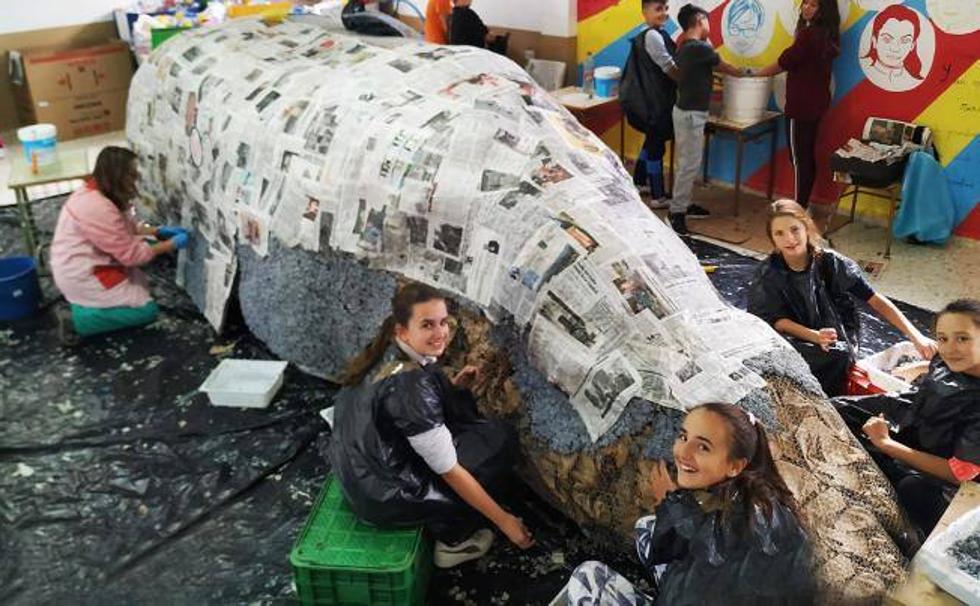 La historia de una ballena de plásticos llena