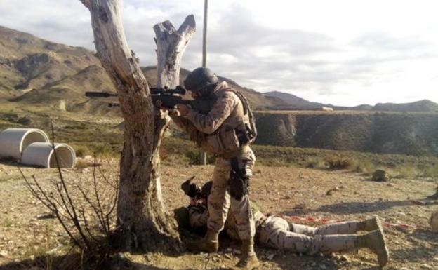 Paracaidistas se preparan en el campo de maniobras de Viator