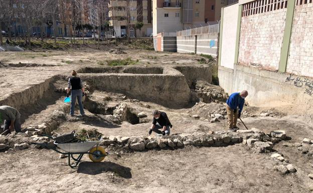 Incorporan ocho trabajadores a la excavación en Marroquíes Bajos