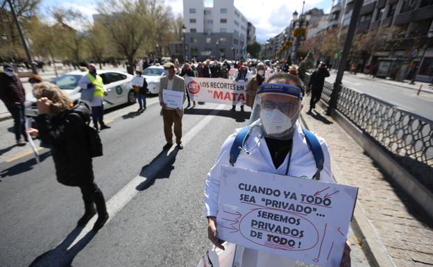 Unas 300 personas se manifiestan en Granada contra los «recortes» en la sanidad pública